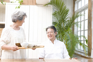 瑞江の歯医者ゆう歯科で説明している壮年夫婦の画像